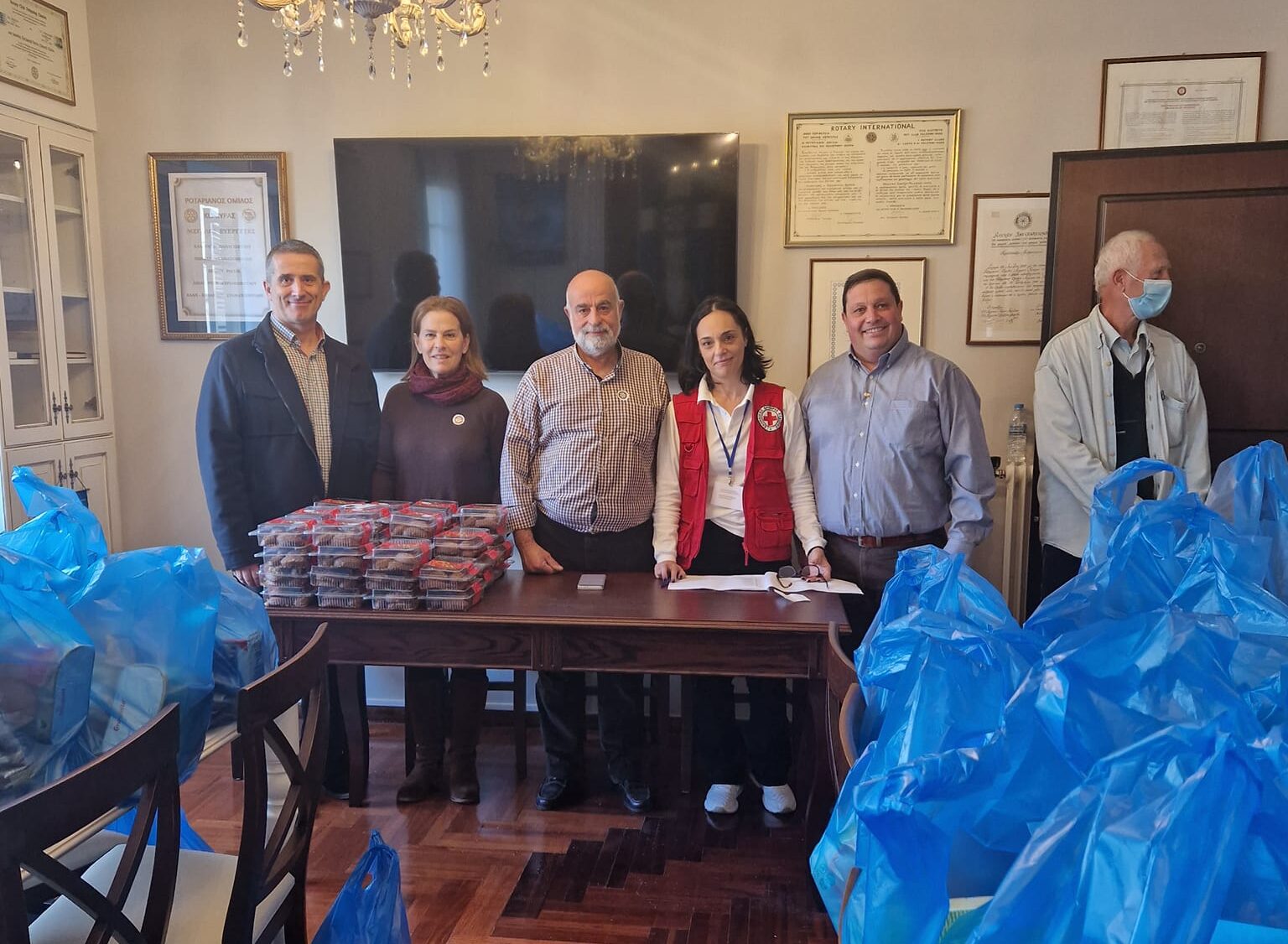 Ροταριανός Όμιλος Κέρκυρας - Διανομή τροφίμων - πάγια δράση - σε 80 οικογένειες που χρήζουν βοήθειας από τον Όμιλο σε συνεργασία με τον ΕΕΣ